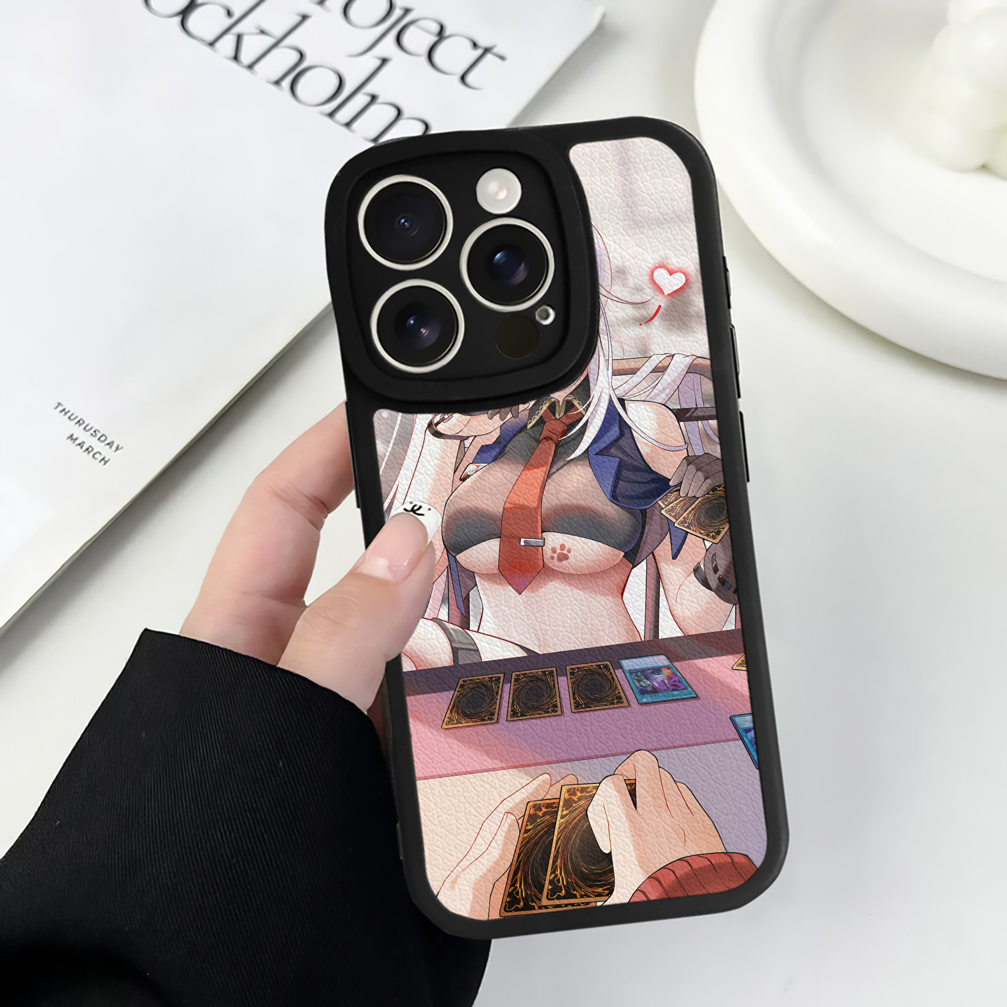 （画像用） 遊☆戯☆王 Yu-Gi-Oh! 【iPhone 16シリーズ対応】シリコンスマホケース（レザー調） 材質：シリコン